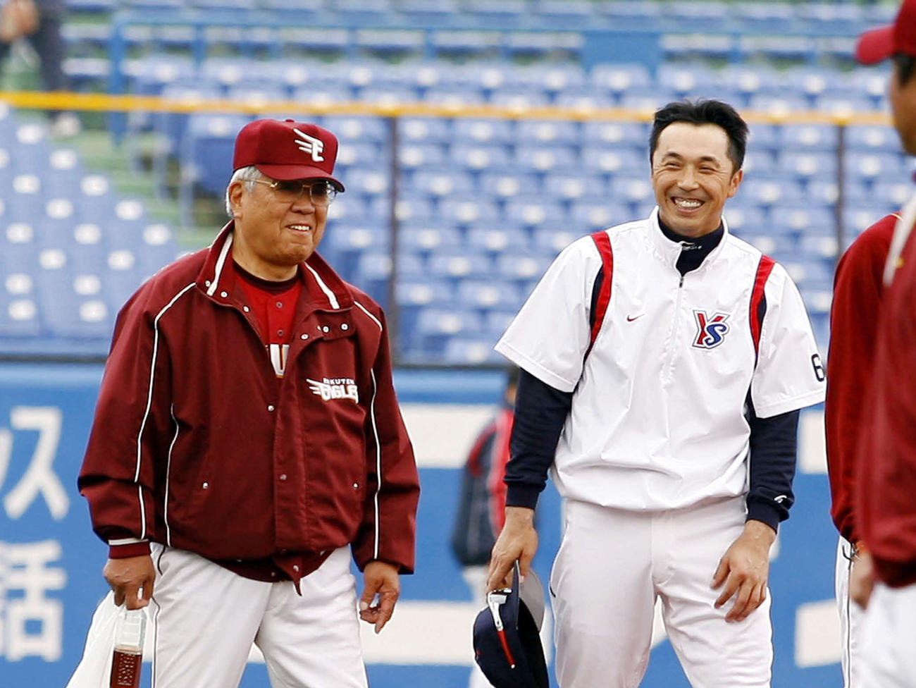 買い物袋を手に球場入りした楽天野村克也監督（左）はヤクルト宮本慎也と談笑（2008年3月16日）
