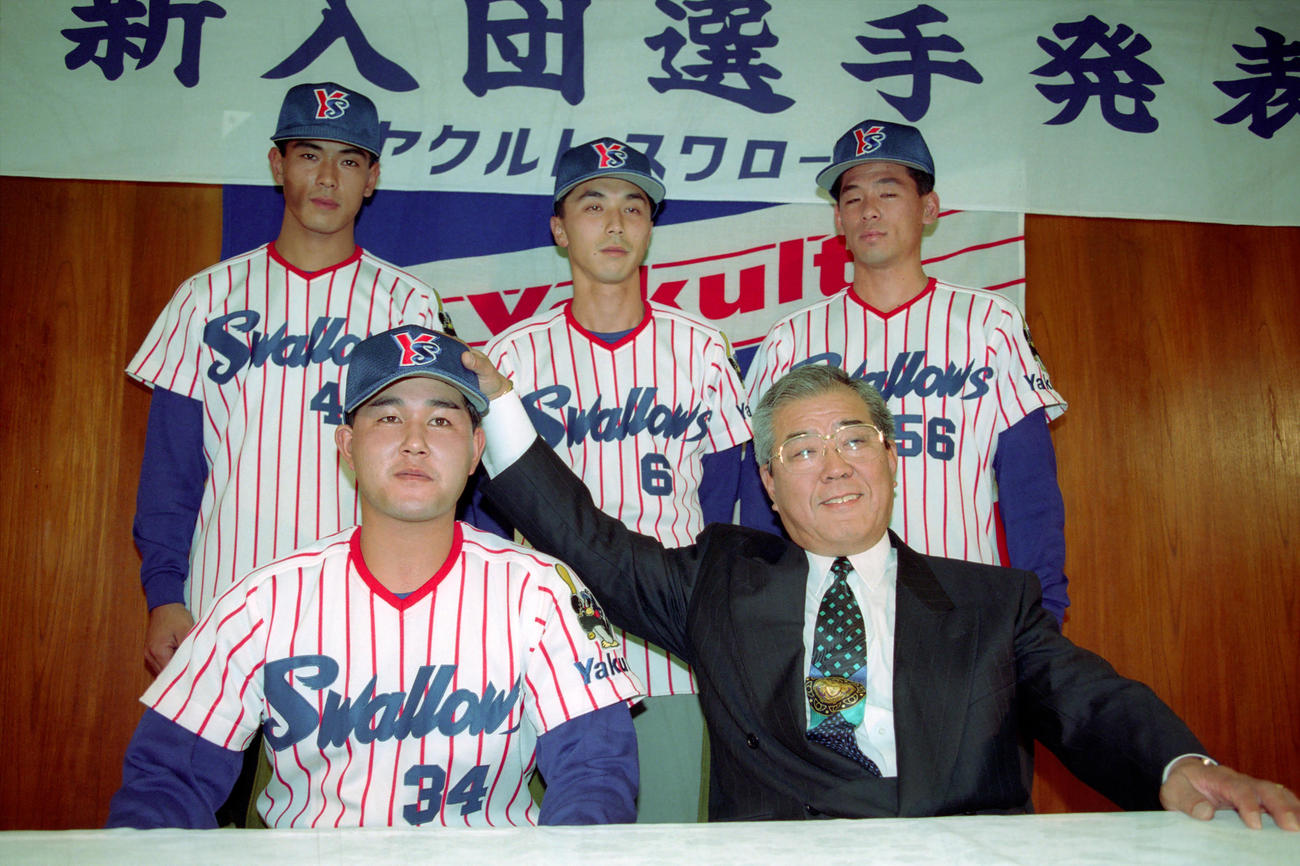 94年12月、ヤクルト入団会見で並ぶ、後列左から稲葉、宮本。同右は吉元。前列左から北川、野村監督