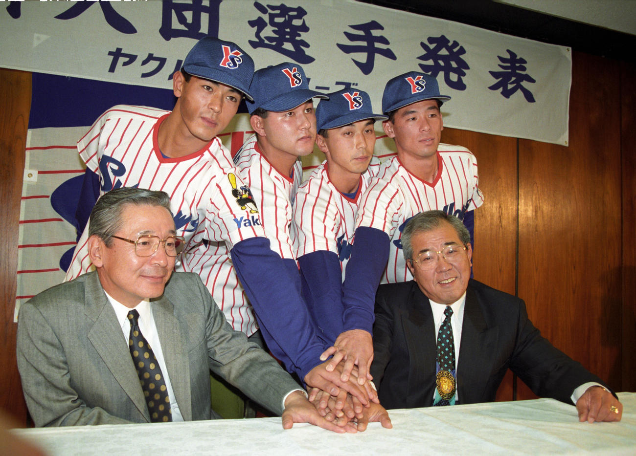 94年12月、ヤクルト新入団発表で記念撮影する、後列左から稲葉、北川、宮本、吉元、前列左から酒井球団社長、野村監督　