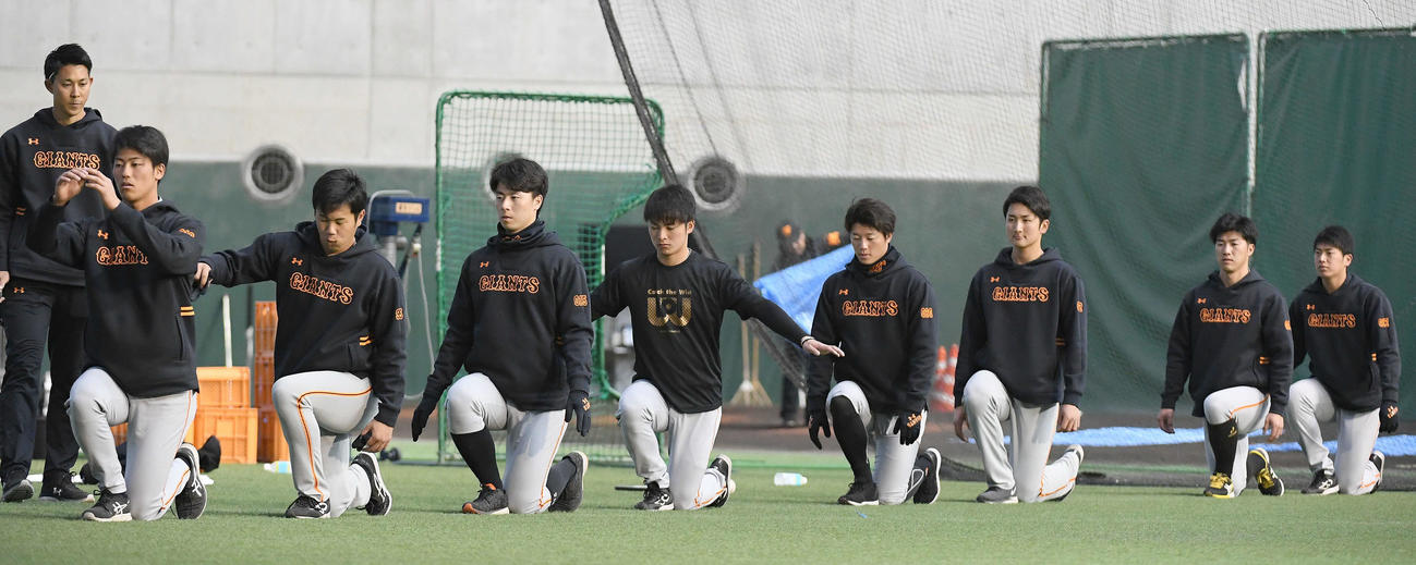 巨人　体幹トレーニングする早出組（撮影・たえ見朱実）