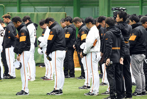 練習冒頭、野村克也氏に黙祷を捧げる原監督（中央）ら巨人ナイン（撮影・加藤諒）