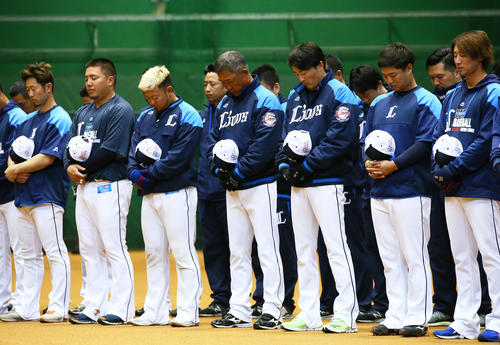 野村氏を悼み、黙とうする辻監督（中央）ら西武ナイン（撮影・足立雅史）