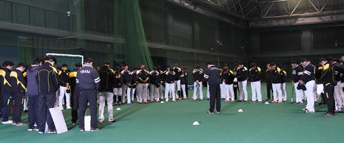 ソフトバンク春季キャンプ　故野村克也氏の冥福を祈り練習前に黙祷するソフトバンクナイン（撮影・今浪浩三）