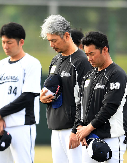 野村克也さんを偲んで黙とうするロッテ吉井コーチ（中央）（撮影・横山健太）