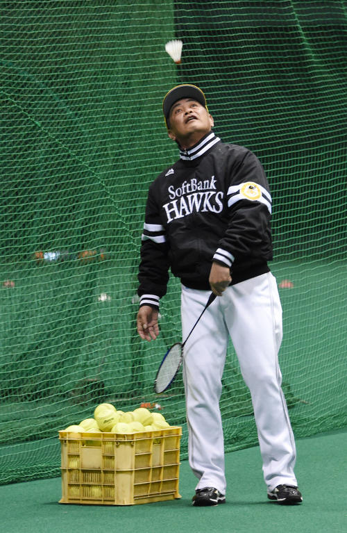 ソフトバンク春季キャンプ　バドミントンで羽を飛ばす工藤公康監督（撮影・今浪浩三）