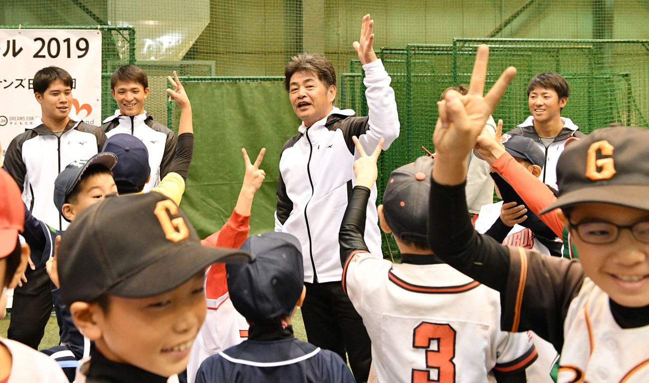 子供たちとじゃんけんするソフトバンク工藤公康監督（中央）