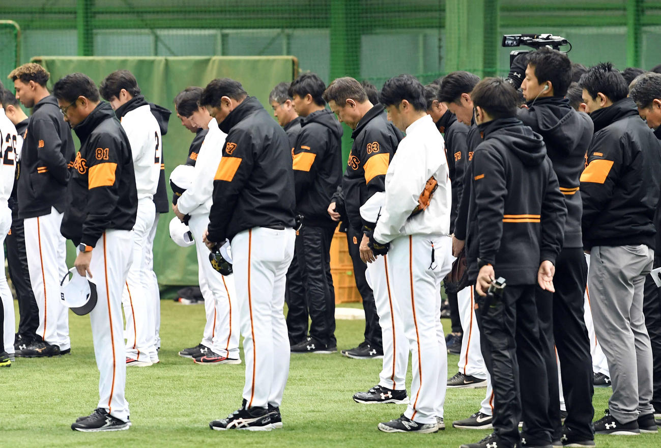 練習冒頭、野村克也氏に黙祷を捧げる原監督（中央）ら巨人ナイン（撮影・加藤諒）