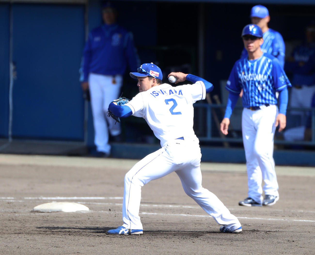 中日対DeNA　2回表DeNA1死一、三塁、石川昂は知野の打球を捕球し併殺を決める（撮影・加藤哉）