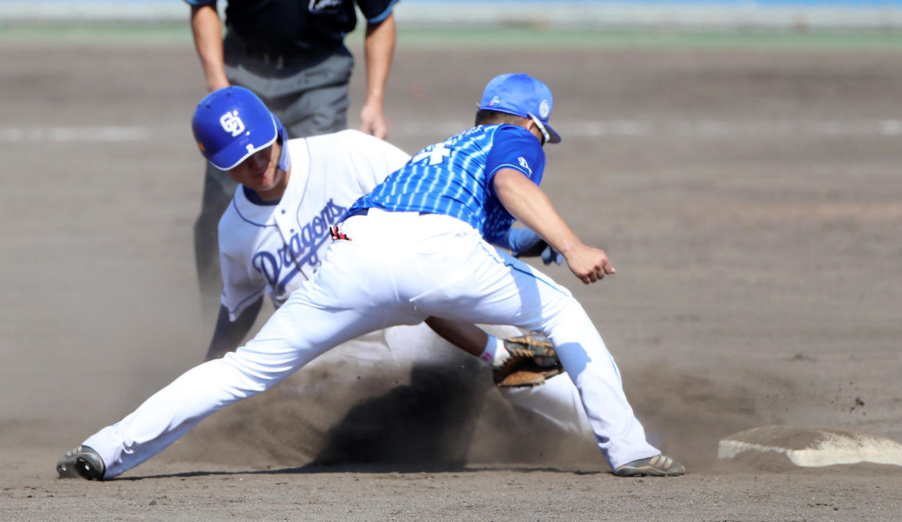 中日対DeNA　4回裏中日2死一塁、一走石川昂は打者郡司のとき二塁盗塁失敗、右は百瀬（撮影・加藤哉）