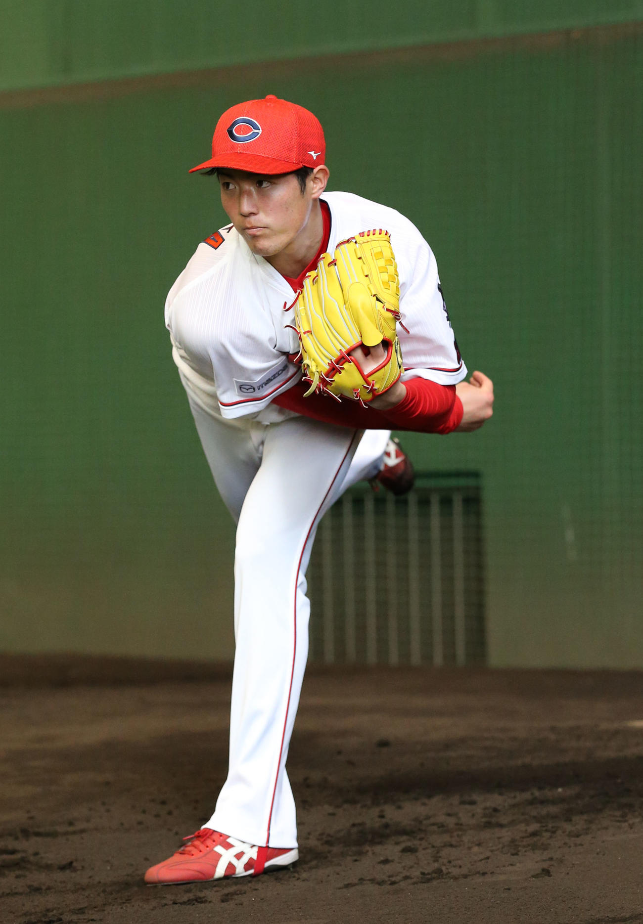 10日、ブルペンで力強く投げ込む森下暢仁（撮影・梅根麻紀）