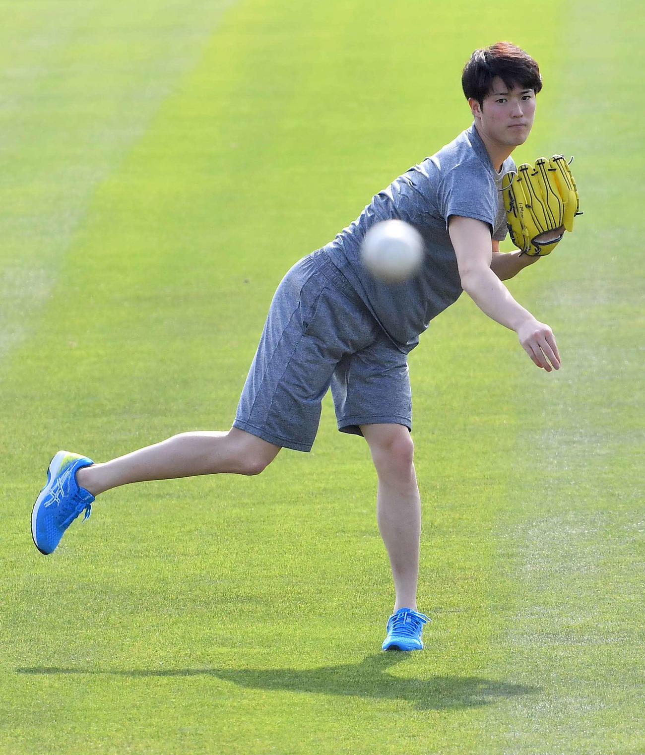 12日、休日返上で球場を訪れキャッチボールをして汗を流すドラフト1位の広島・森下暢仁（撮影・上田博志）