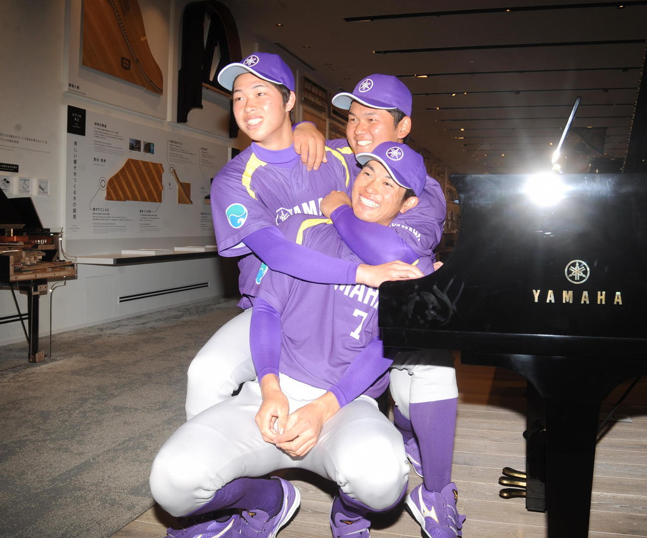 2000万円するピアノの前でじゃれ合う新人3選手