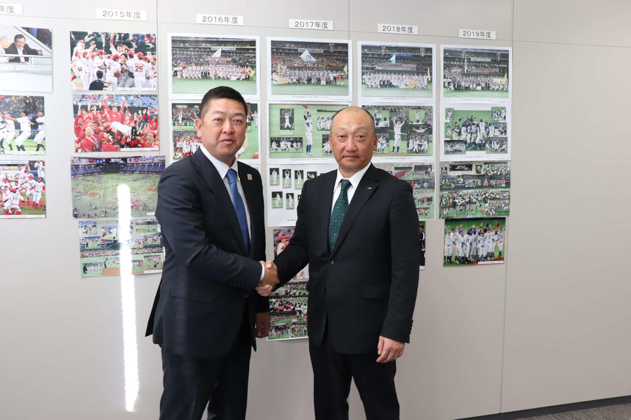 第75会JABA東京スポニチ大会・記者発表で活躍を誓うJXーENEOS・大久保監督（左）と、JR東日本・浜岡監督（撮影・保坂淑子）