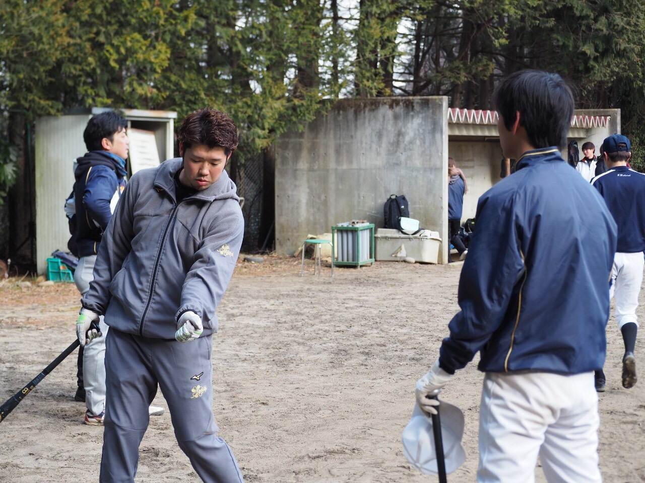 野球教室で指導する佐藤貴規氏（左）