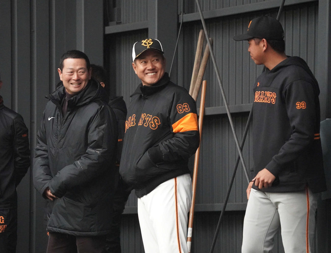 ブルペンで巨人太田龍（右）と談笑する桑田真澄氏（左）と原辰徳監督（撮影・加藤諒）