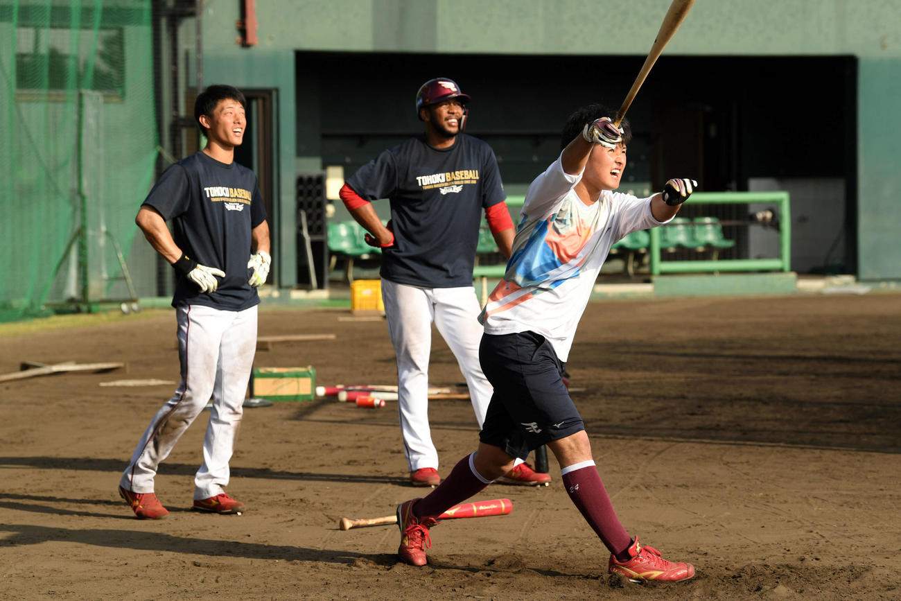 居残りのロングティーで汗を流す楽天黒川（手前）。後方左は打球を見つめる辰己とオコエ（撮影・滝沢徹郎）