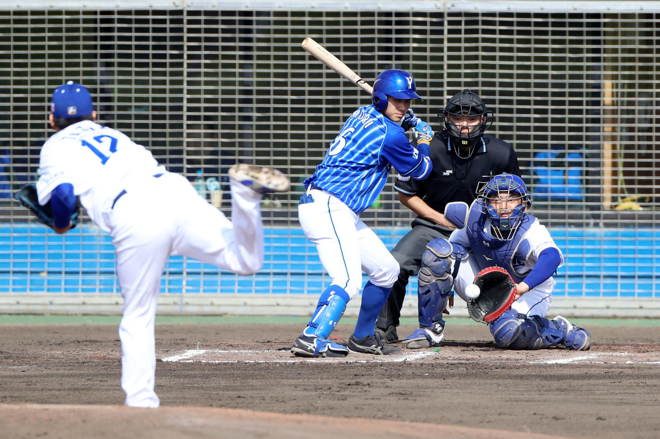 中日対DeNA6回表DeNA1死一、二塁、代打森は四球を選んで出塁（撮影・加藤哉）