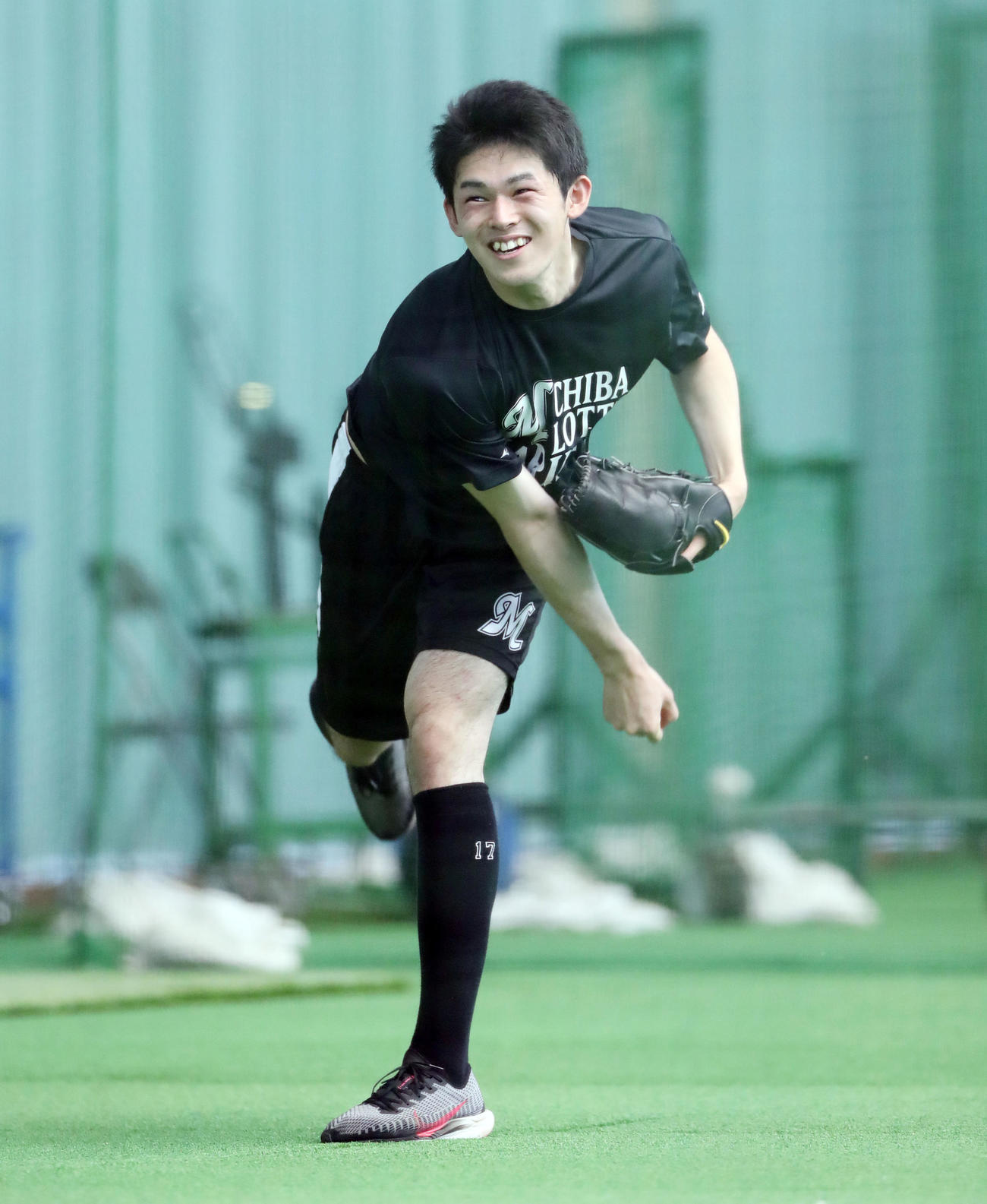室内練習場でキャッチボールするロッテ佐々木朗（撮影・垰建太）