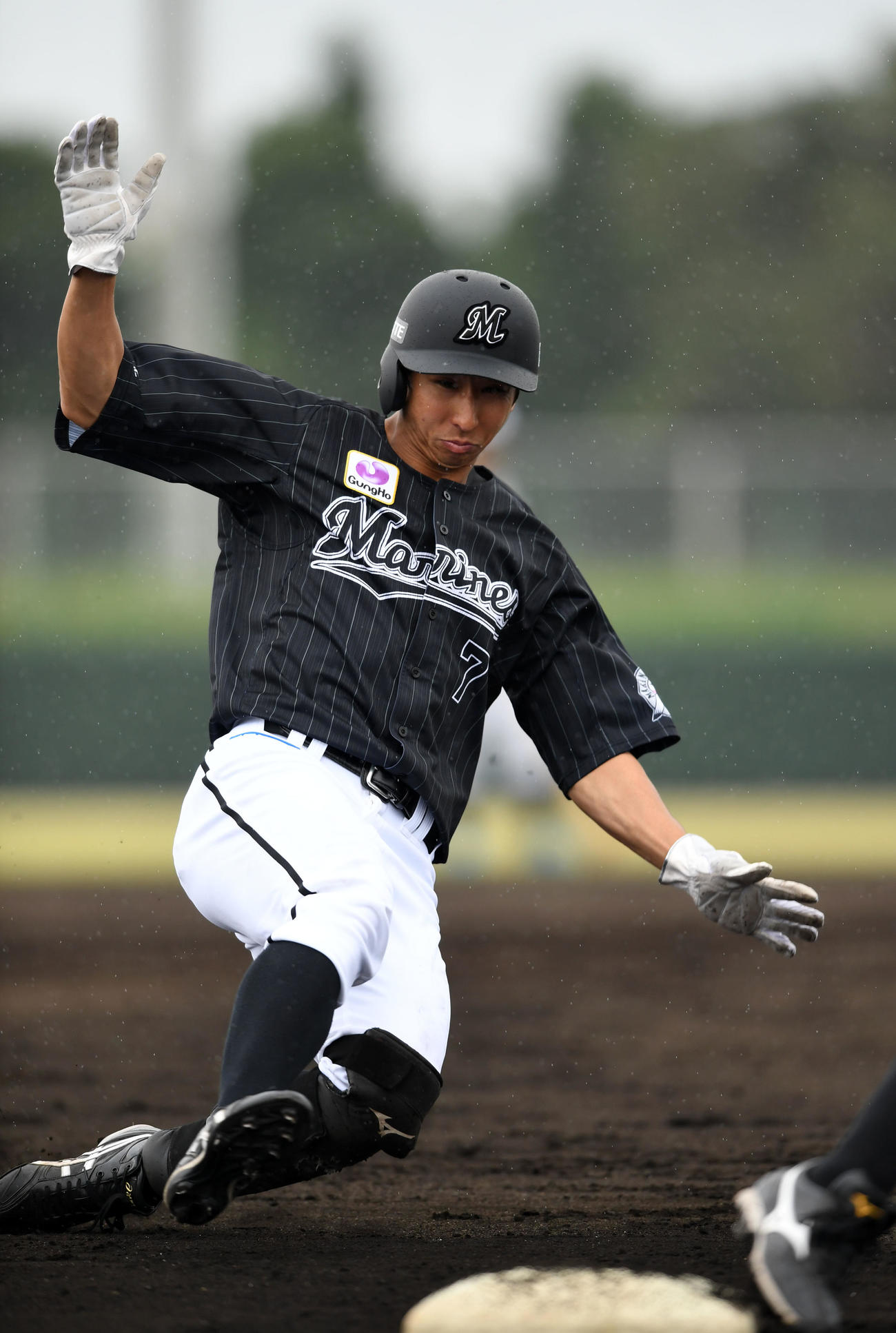 スライディングするロッテ福田秀（撮影・横山健太）