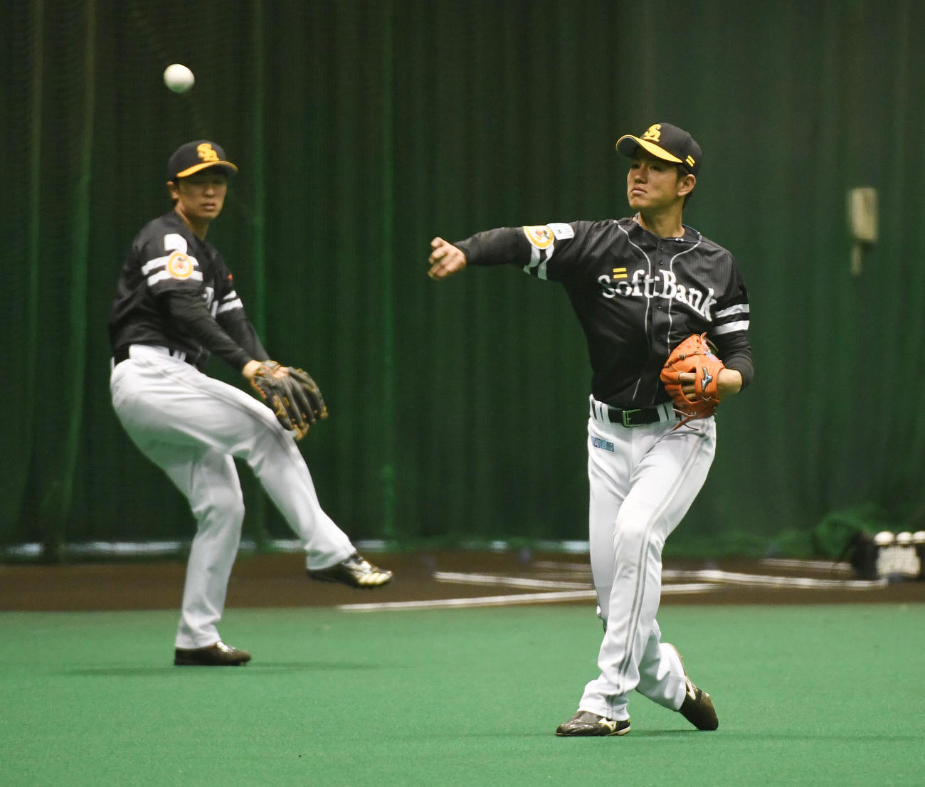 和田と並んでキャッチボールをする高橋礼（右）（撮影・今浪浩三）