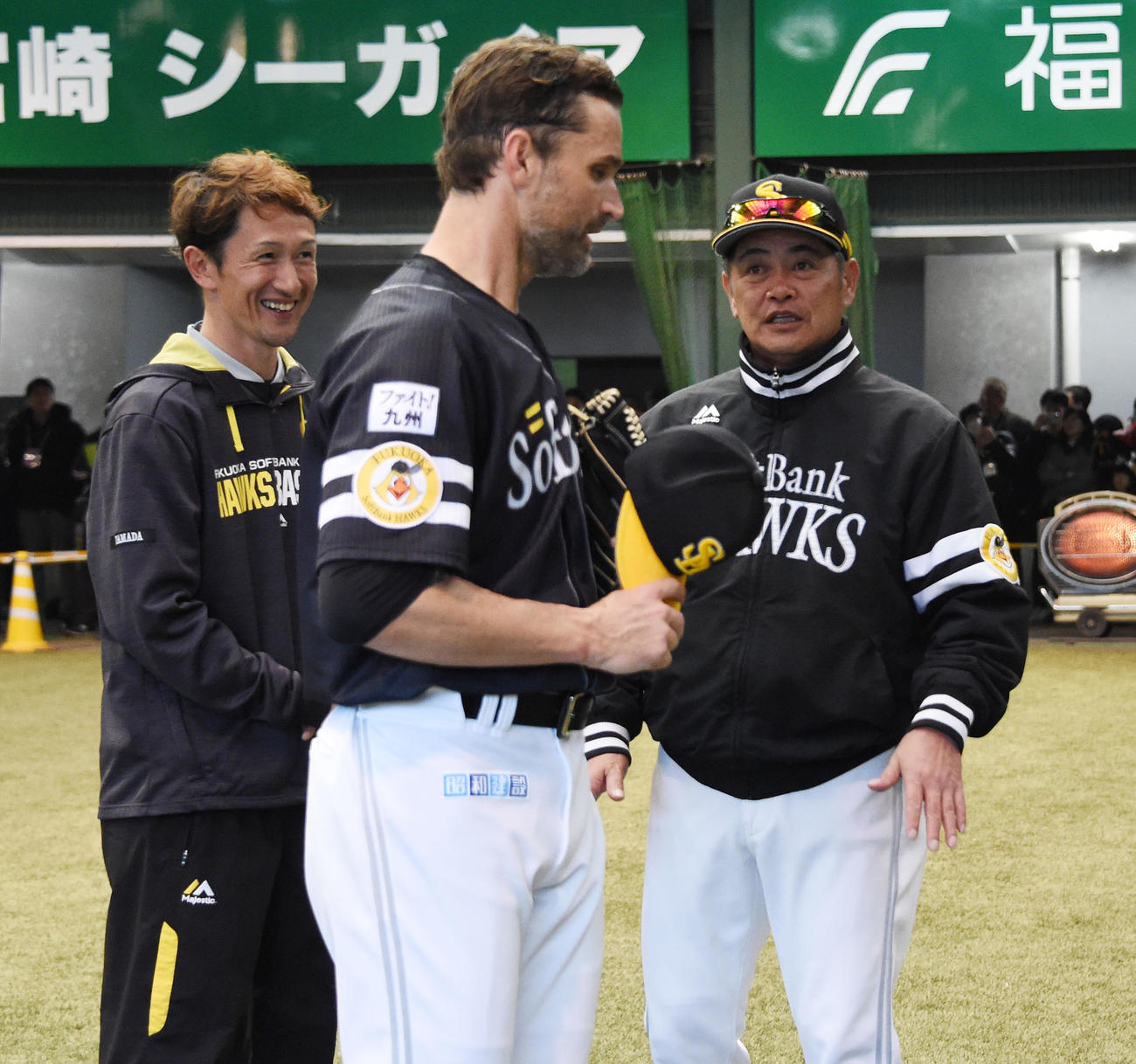 ブルペンで投げ込んだサファテに声をかける工藤公康監督（右）（撮影・今浪浩三）