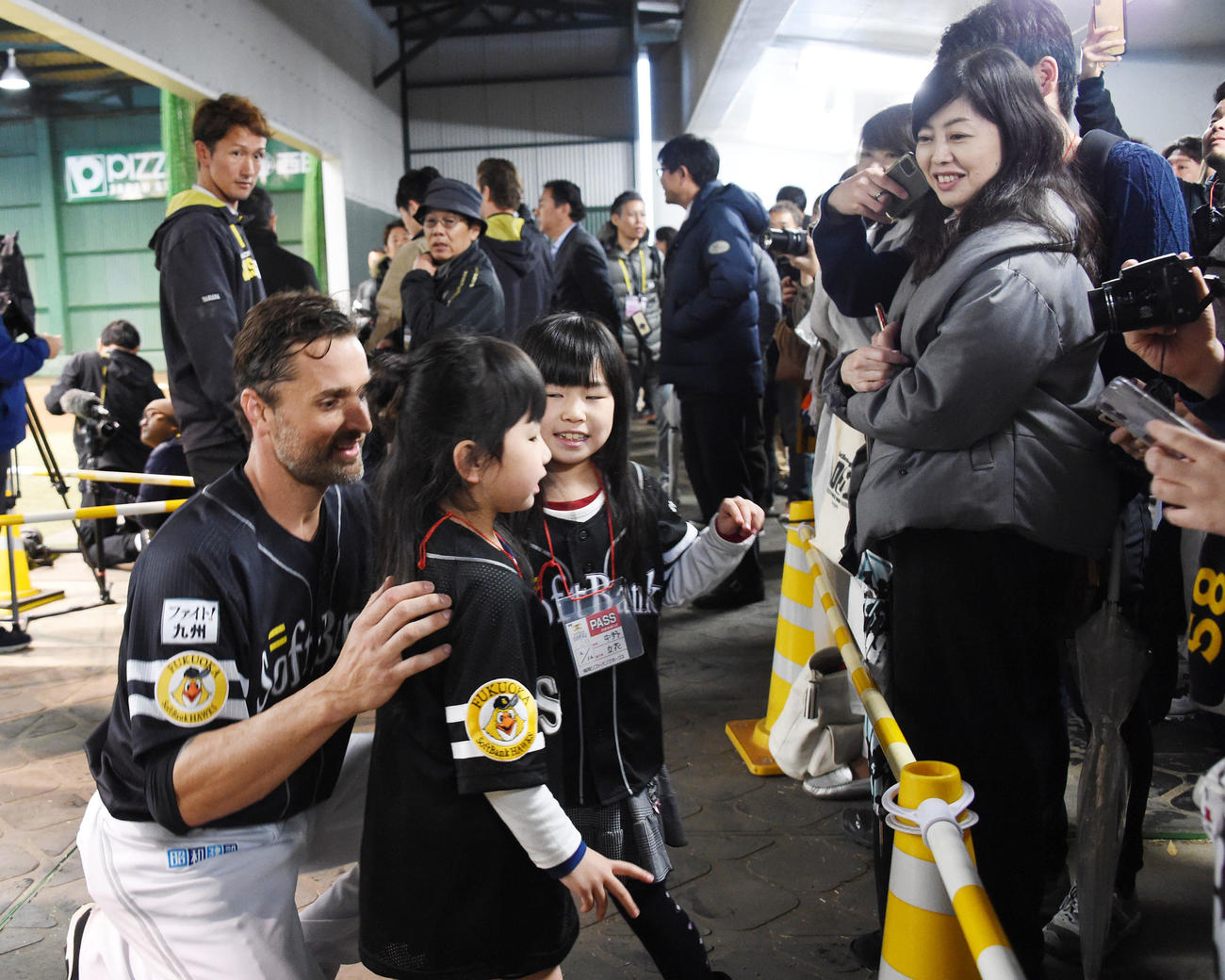ブルペンで投げ終わったサファテは子どもたちと記念撮影（撮影・今浪浩三）