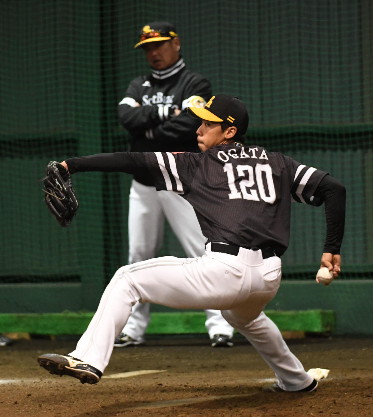工藤監督が見守る中、投球練習する育成の尾形（撮影・今浪浩三）