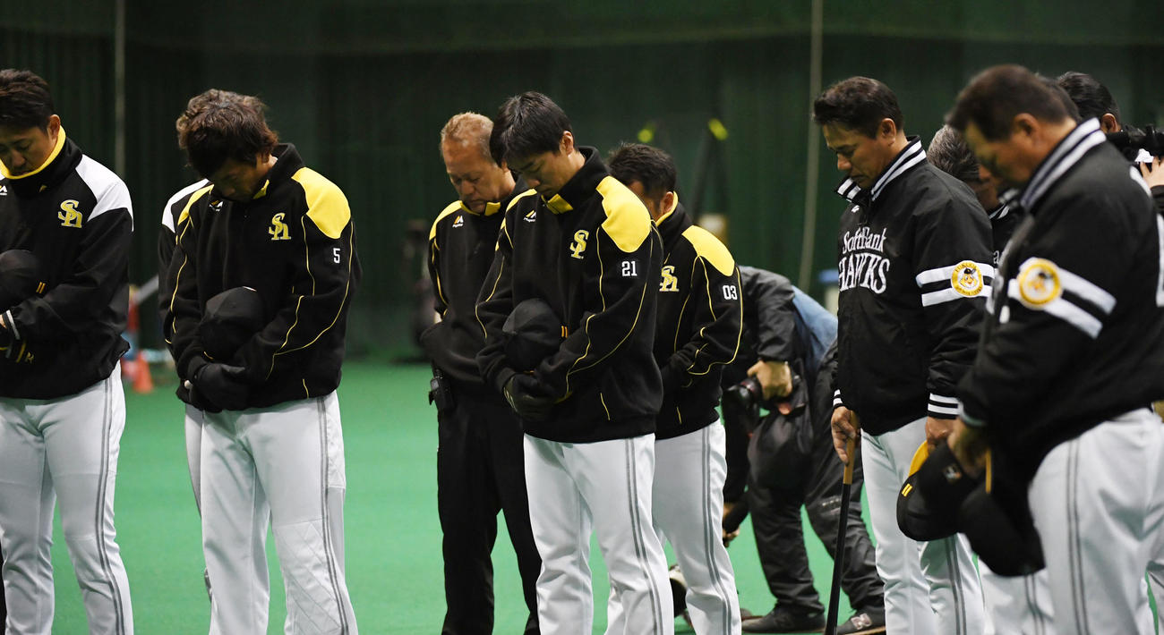 故野村克也氏を悼み、練習前に黙とうする和田（中央）らソフトバンクナイン（撮影・今浪浩三）