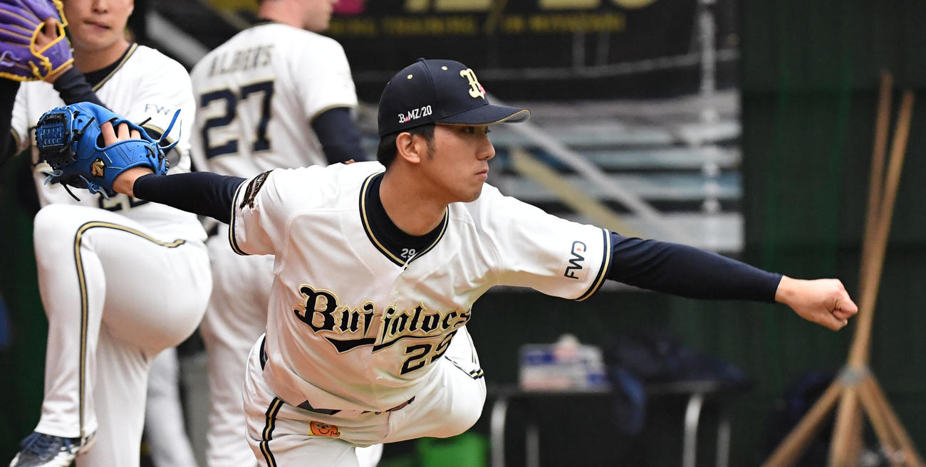 ブルペンで投球練習を行う田嶋（撮影・前岡正明）