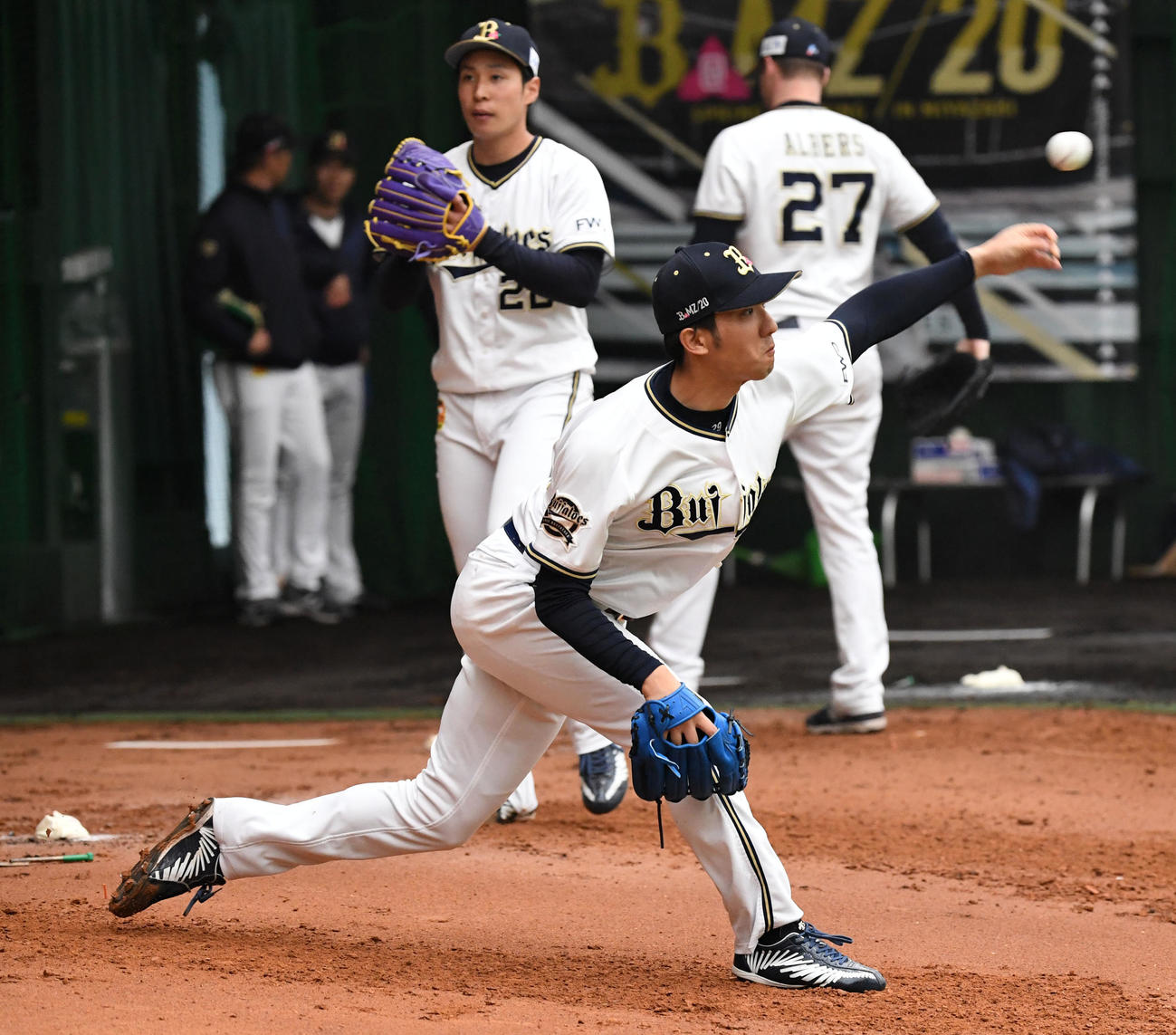 ブルペンで投球練習を行う田嶋（撮影・前岡正明）
