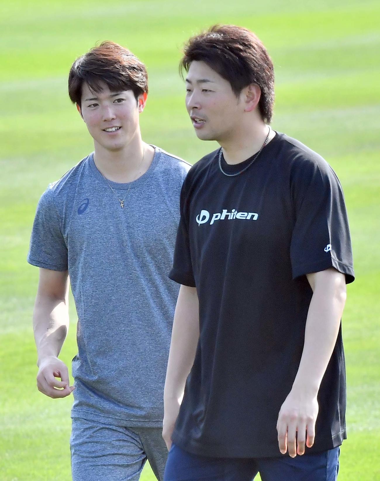 休日返上で球場を訪れキャッチボールなどで汗を流した広島大瀬良（右）と森下（撮影・上田博志）