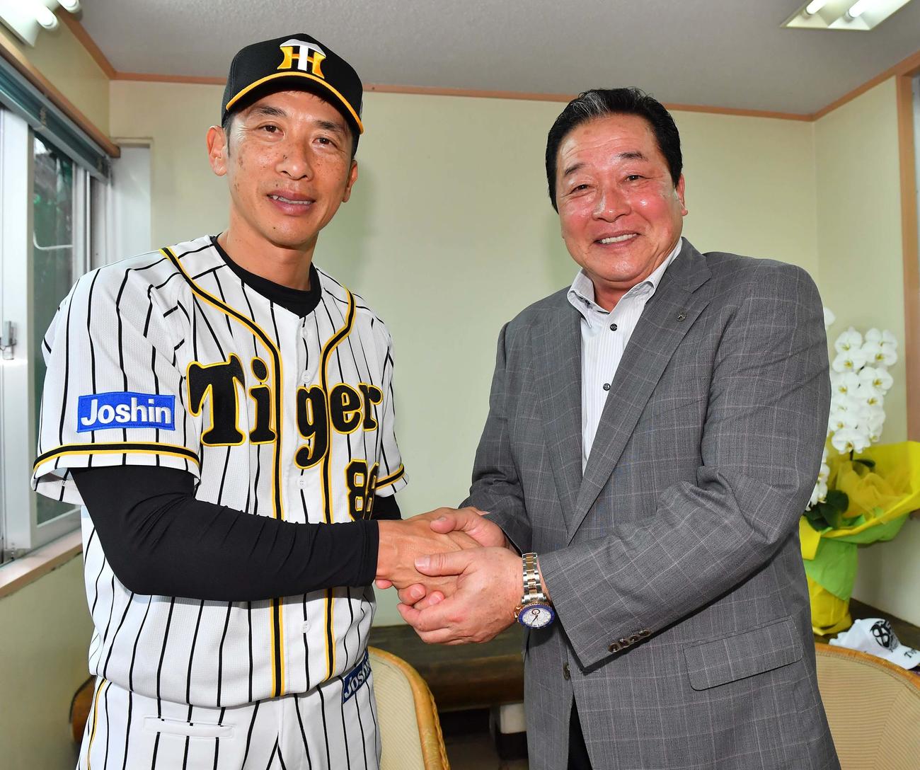 対談を終え握手を交わす矢野監督（左）と梨田氏（撮影・上田博志）