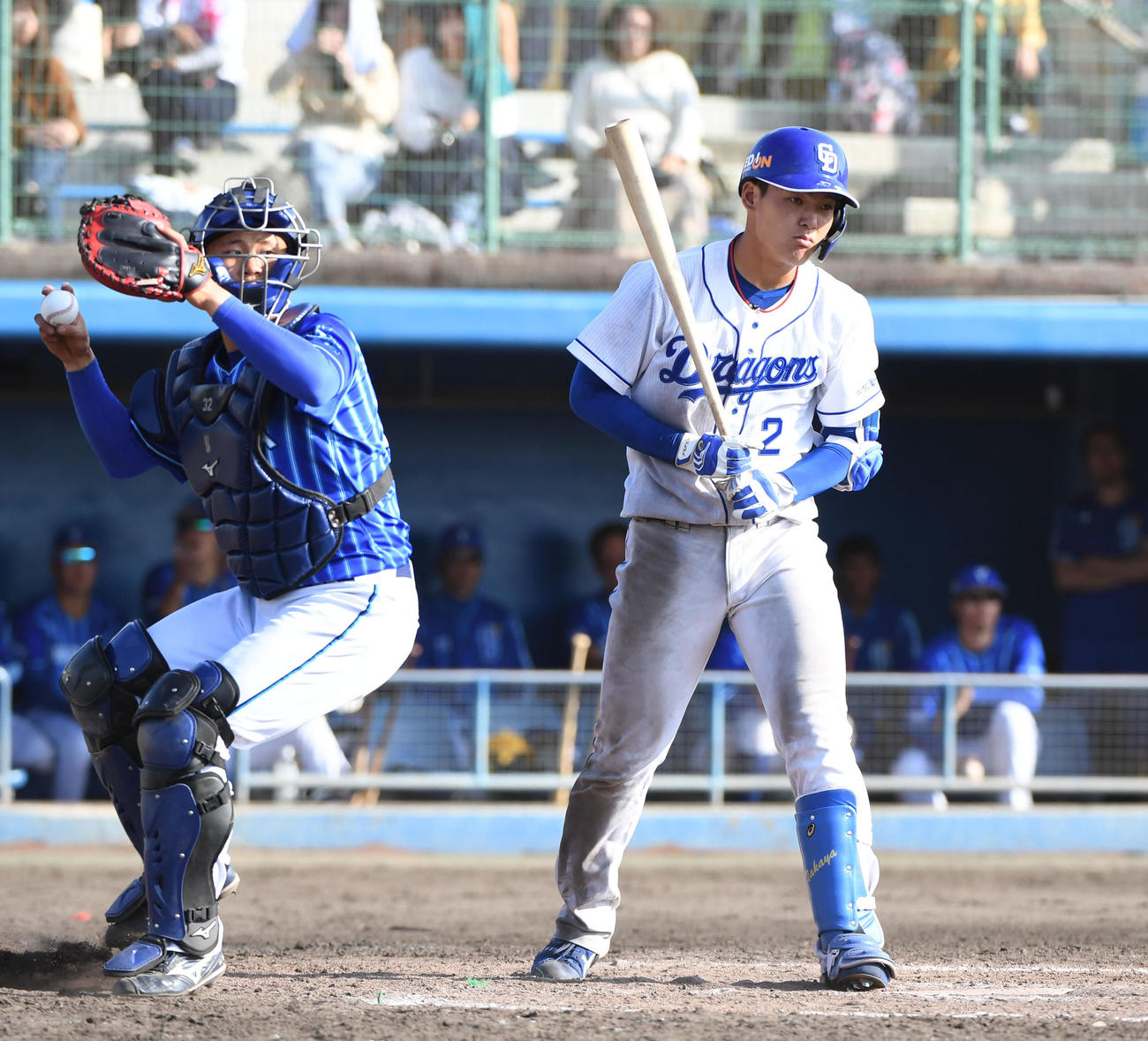練習試合・中日対DeNA　9回裏中日1死、見逃し三振に倒れた石川昂（右）（撮影・森本幸一）