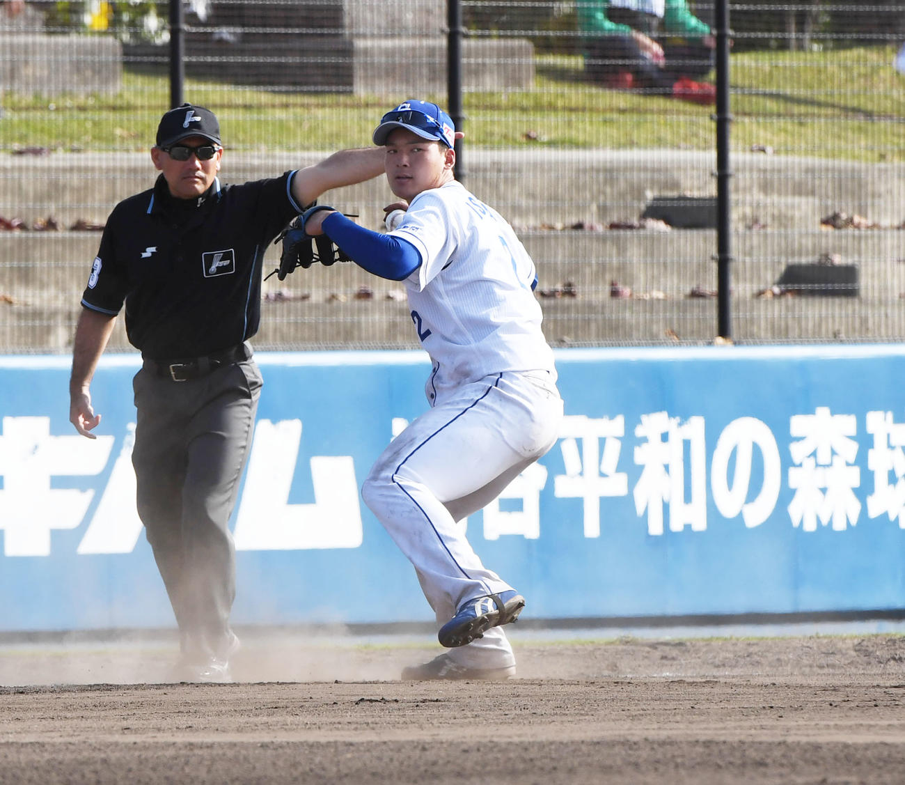 練習試合・中日対DeNA　8回表DeNA2死、飛雄馬の打球を捕球し送球体勢の石川昂（撮影・森本幸一）