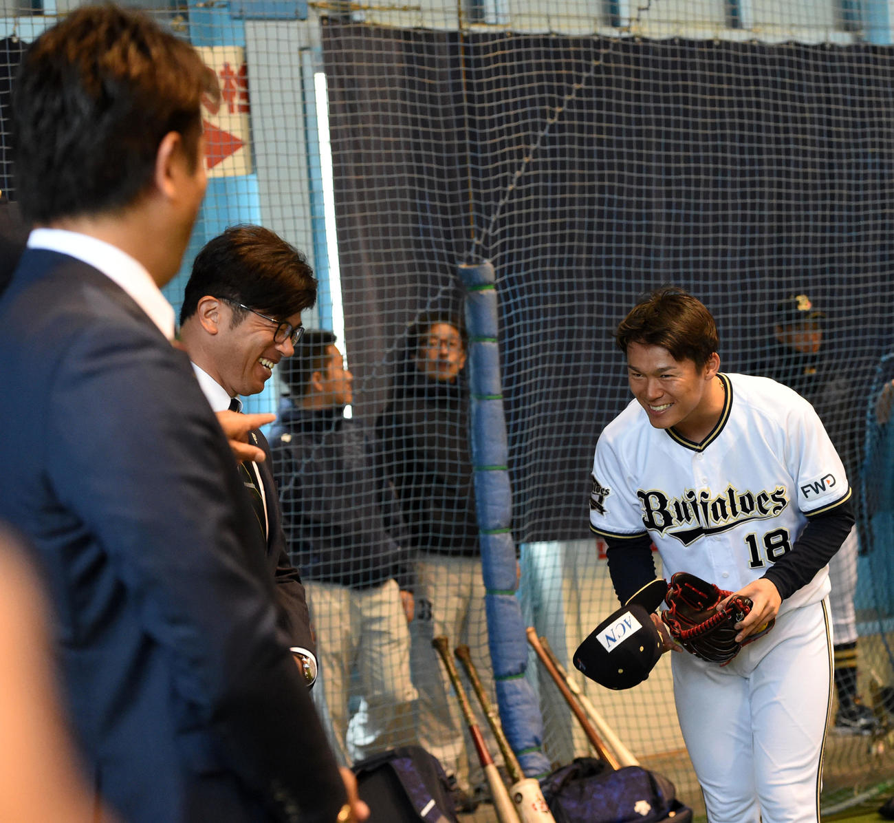 侍JAPAN稲葉監督、建山コーチ（左から）にあいさつするオリックス山本（撮影・前岡正明）