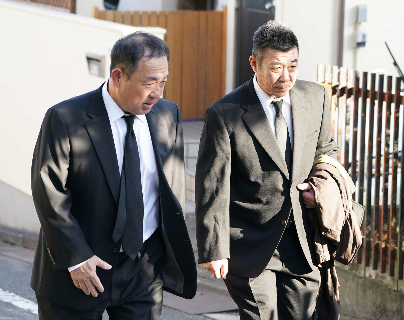 野村克也氏の自宅を弔問に訪れた荒井氏（左）と飯田氏（撮影・鈴木みどり）