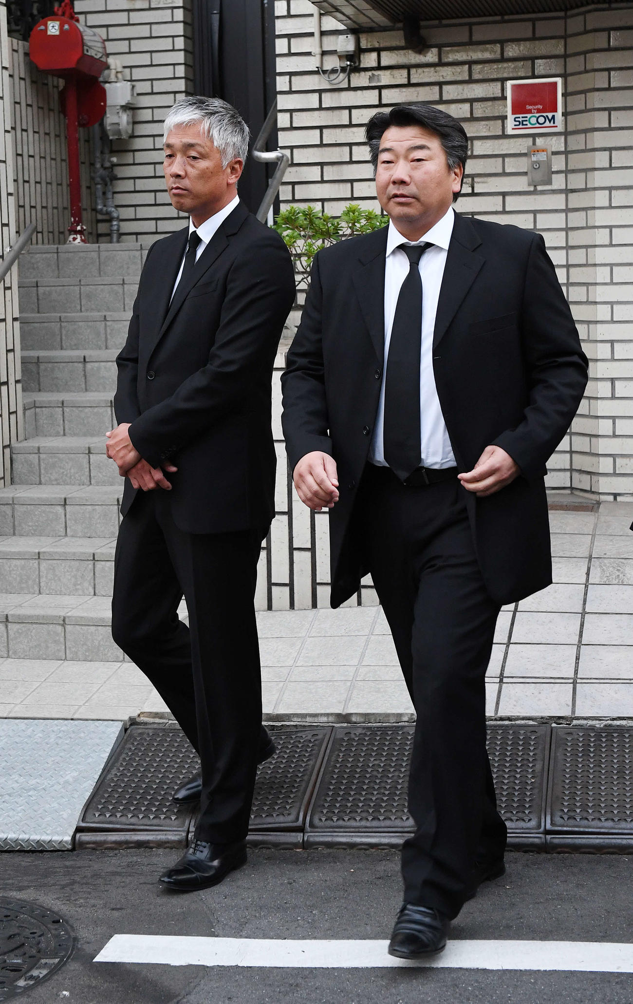 野村克也氏の自宅を弔問に訪れた立正大・坂田監督（右）と昌平高・黒坂監督（撮影・鈴木みどり）