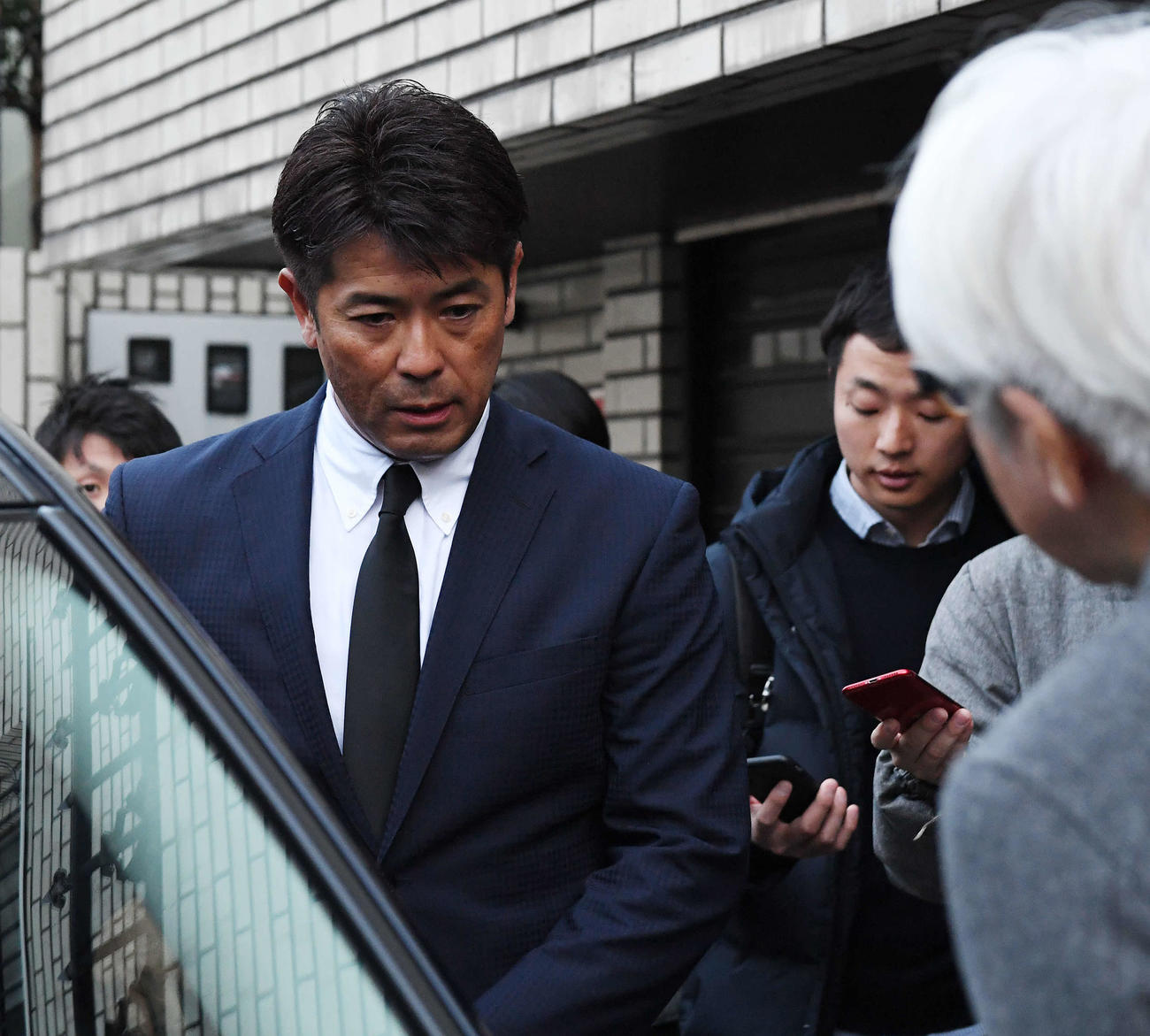 野村克也氏の自宅を弔問に訪れた侍ジャパン稲葉監督（撮影・鈴木みどり）
