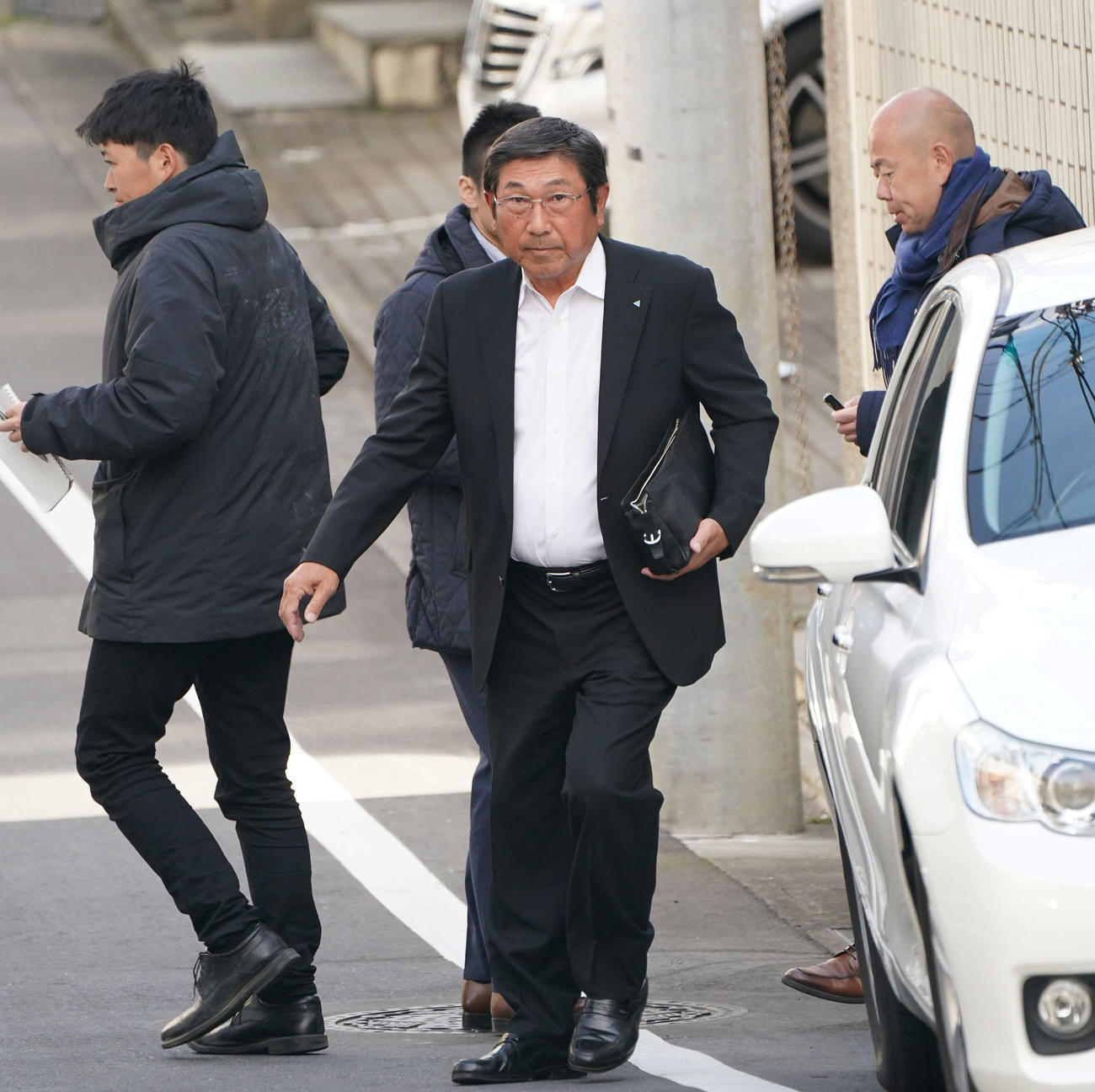 野村克也氏の自宅を弔問に訪れた星槎国際湘南野球部の土屋監督（中央）（撮影・鈴木みどり）