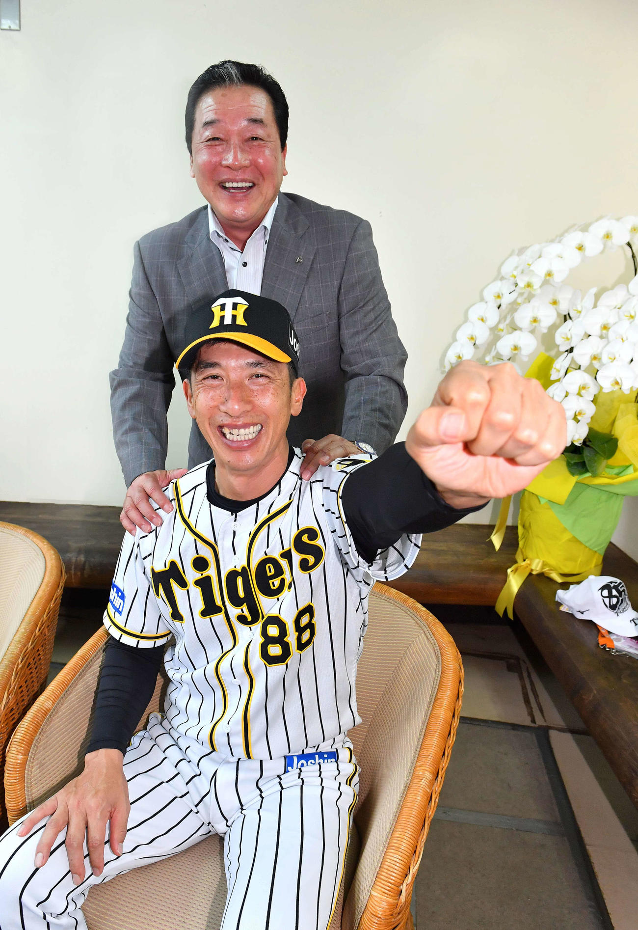 優勝へ向けて秘策を練る矢野監督（手前）を直撃する本紙評論家の梨田氏（撮影・上田博志）