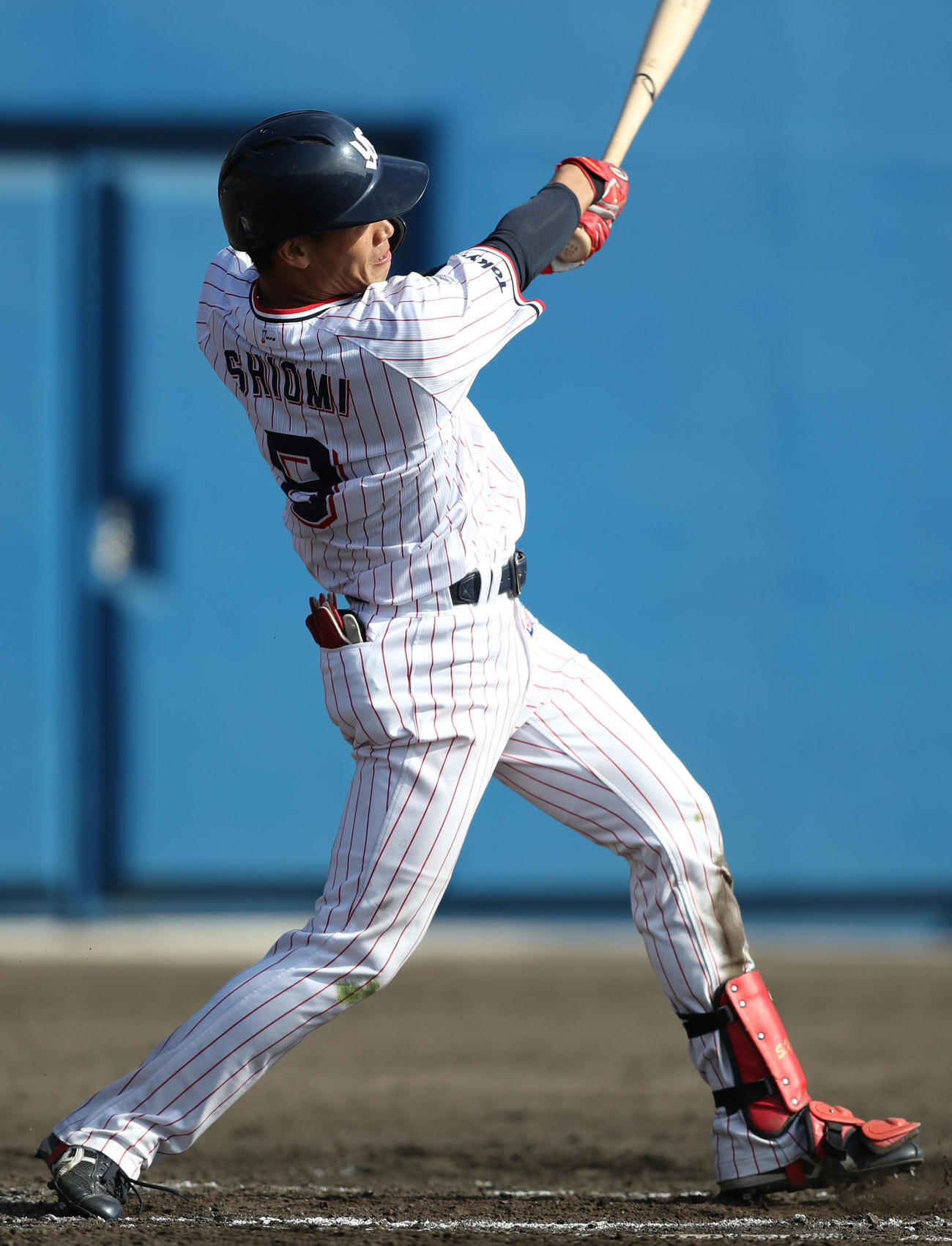 練習試合ヤクルト対サムスン　6回裏ヤクルト1死一、三塁、適時打を放つ塩見（撮影・狩俣裕三）