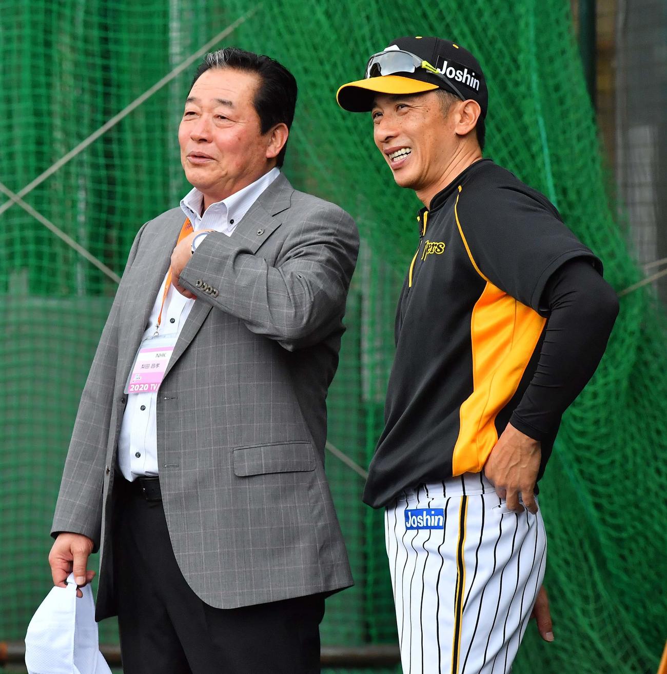 梨田氏（左）と談笑する矢野監督（撮影・上田博志）