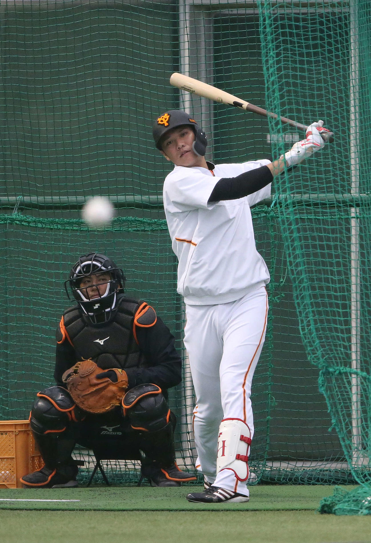 打撃練習で打球を見つめる巨人坂本（撮影・河野匠）