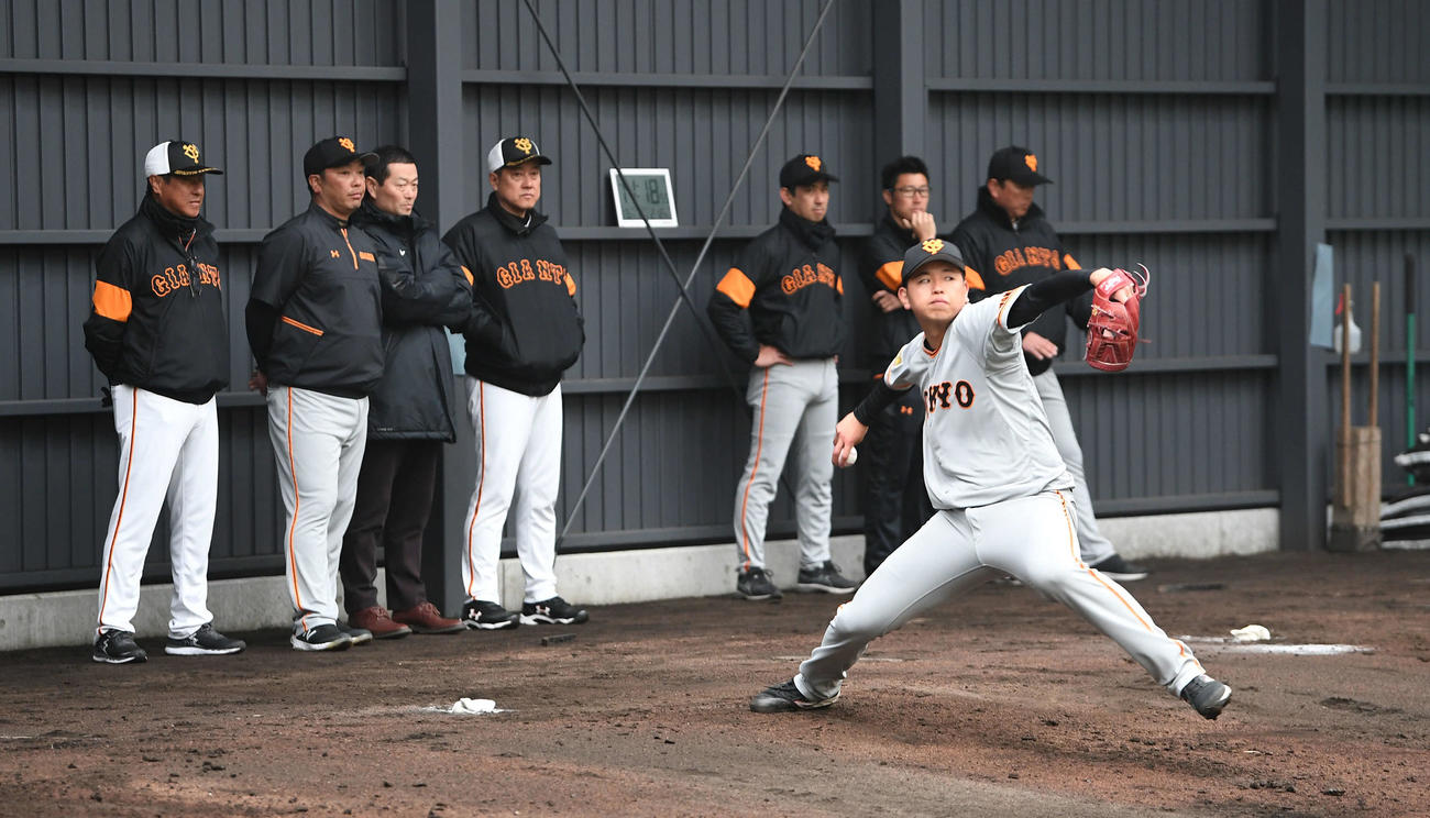 ブルペンで投球する巨人太田。左から宮本投手チーフコーチ、阿部2軍監督、桑田真澄氏、原監督ら首脳陣が見つめた（撮影・加藤諒）