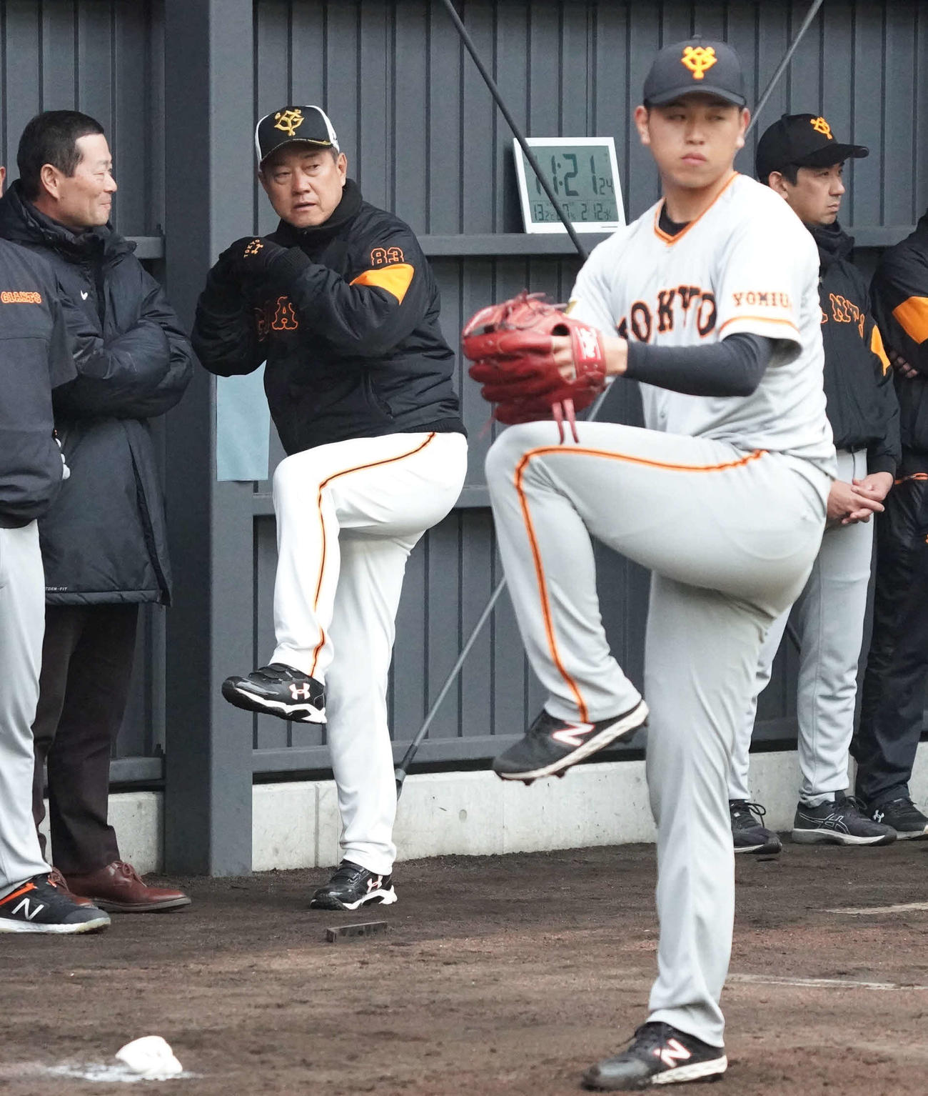 ブルペンで投球する巨人太田（手前）のフォームを真似る原監督。桑田真澄氏（左）が笑顔で見つめた（撮影・加藤諒）