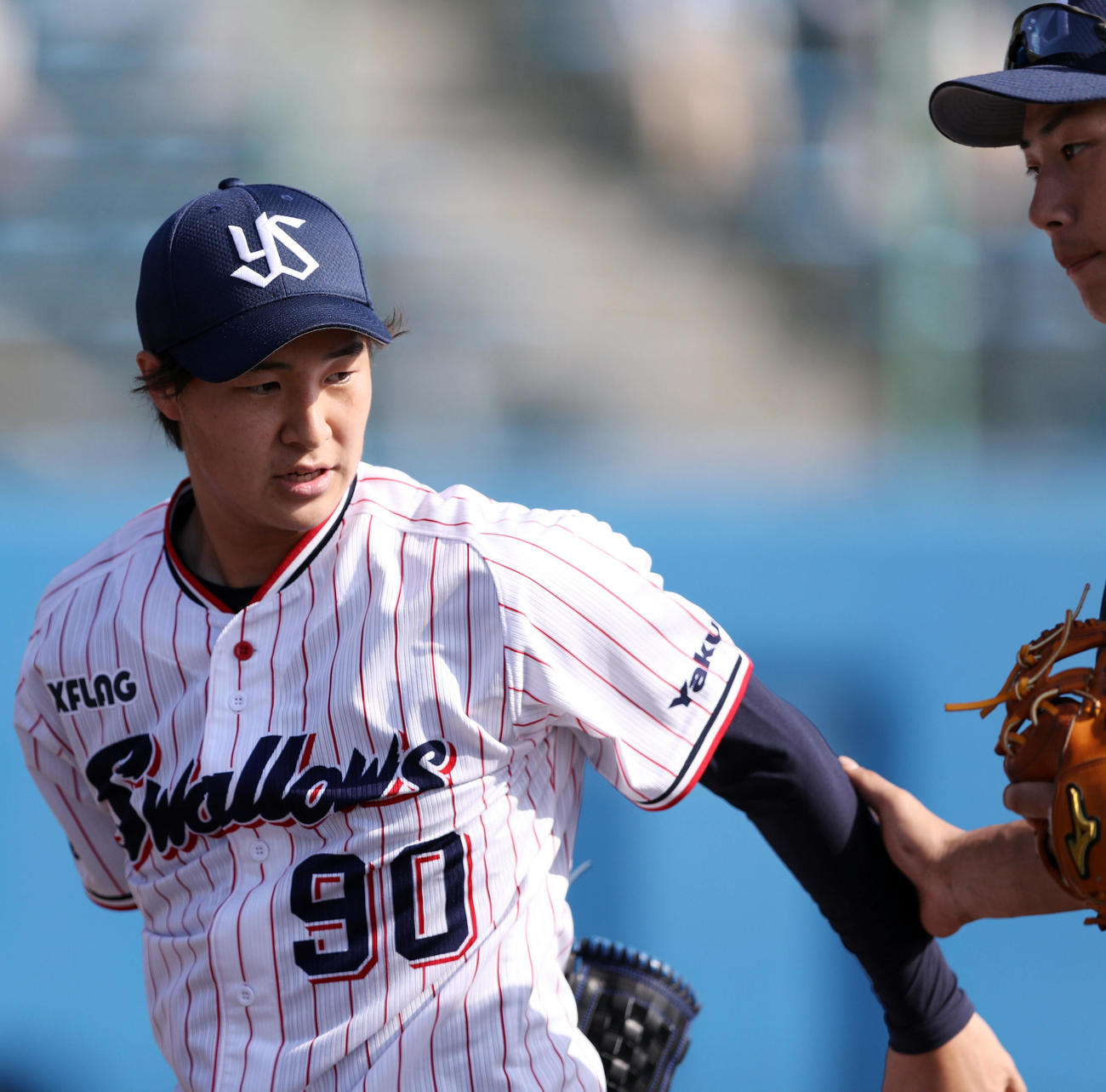 練習試合のサムスン戦で好投し、チームメートからねぎらいを受けるヤクルト長谷川（撮影・狩俣裕三）