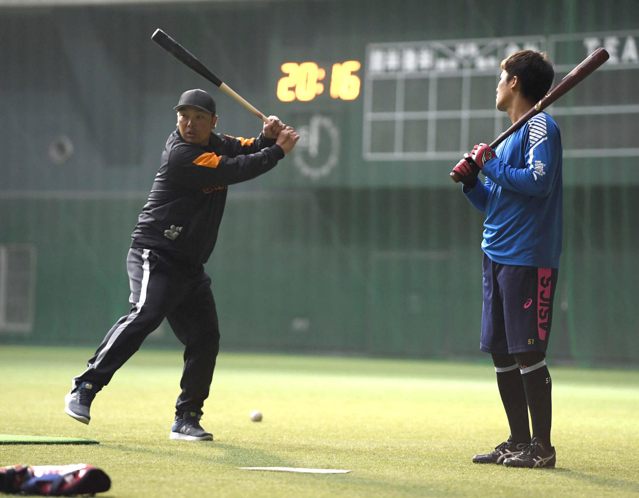 夜間練習で田中俊に指導する巨人阿部慎之助2軍監督（撮影・たえ見朱実）