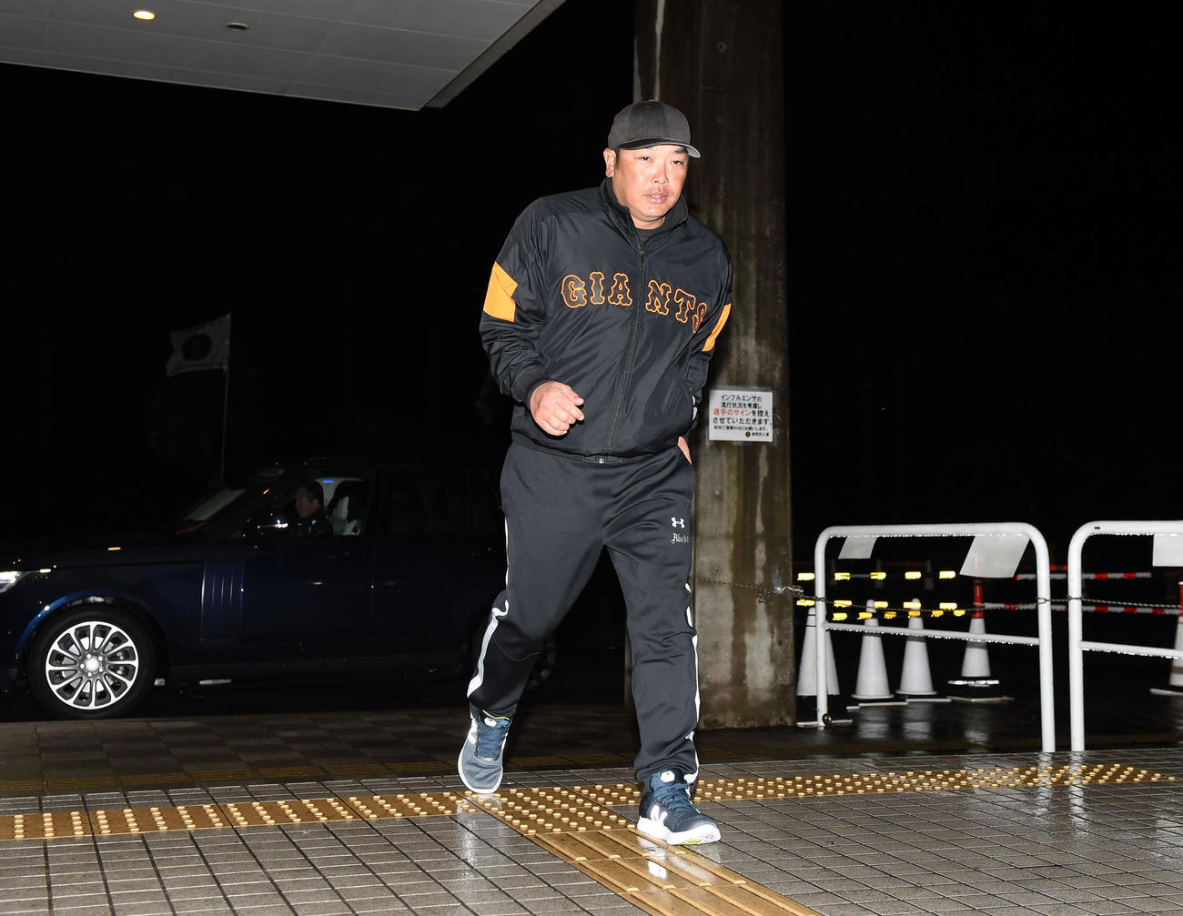 午後7時、夜間練習を行った巨人阿部慎之助2軍監督（撮影・たえ見朱実）