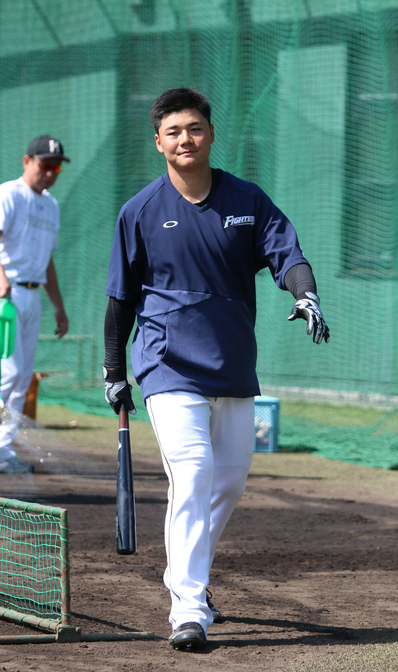 国頭キャンプでティー打撃を終えて三塁側ベンチへ向かう日本ハム清宮（撮影・木下大輔）