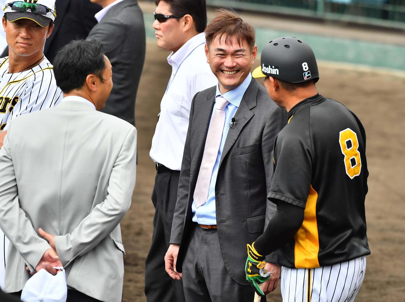 福留孝介（右）宮本慎也氏（左）と談笑する岩瀬仁紀氏（撮影・上田博志）